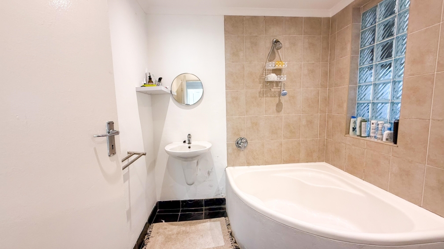 To Let 1 Bedroom Property for Rent in Vredehoek Western Cape